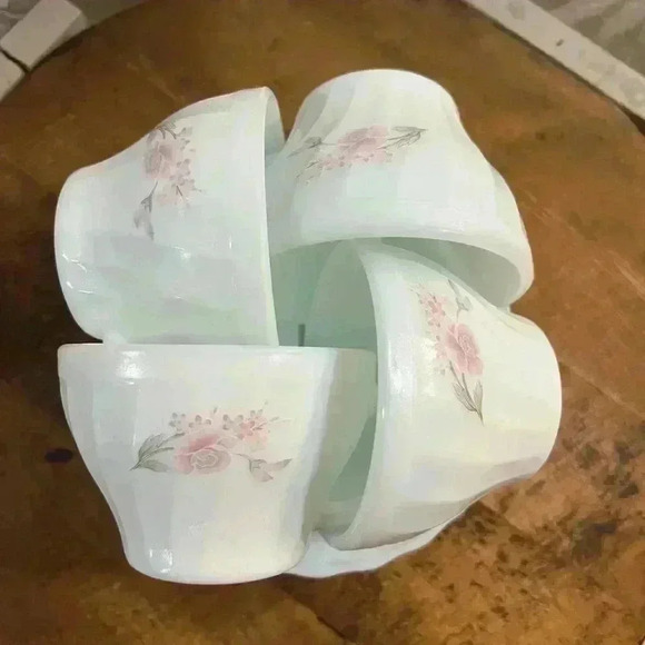 Vintage Set of 4 Floral Milk Glass Decopal Teacups Pink &  Purple Flower - Picture 2 of 5